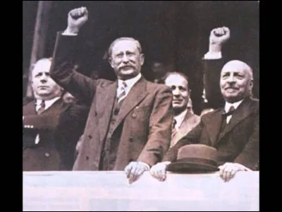 Comment nomme-t-on la coalition de partis de gauche (SFIO, parti communiste, radicaux) qui remporte les élections législatives et accède au pouvoir en France en 1936 avec Léon Blum ?
