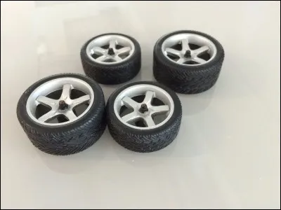 Quel âge avaient les pneus de la Porsche ?