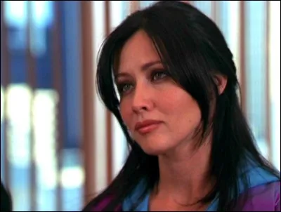 Comment s'appelle la femme qui distribue les sandwichs à Buckland dans l'épisode "Menace du futur " ?