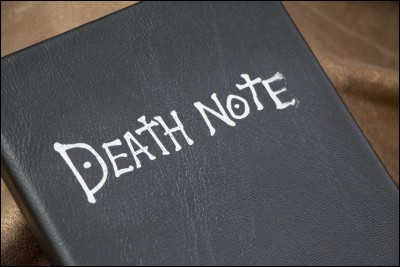 Qui est le personnage détenant le Death Note (cahier de la mort) au début ?