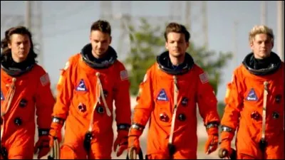 Où se passe le clip de "Drag Me Down" ?