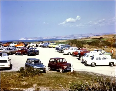 De quelle voiture, sortie en 1975, le méchant commentaire : " ceux qui ont dessiné l'avant n'ont jamais rencontré ceux qui ont imaginé l'arrière" la presse auto de l'époque parlait-elle ?