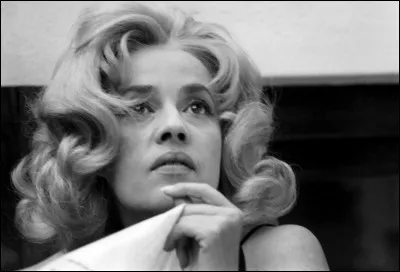 Associée à « Dame », c'est une grosse bouteille le plus souvent en verre, parfois en grès.