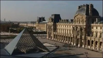 Comment s'appelle la cour dans laquelle se trouve la pyramide du Louvre ?