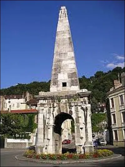Dans quel département se trouve la pyramide de Vienne ?