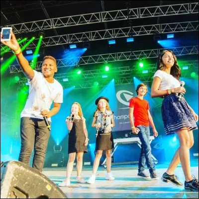 Qui a participé à une émission de type "The Voice" à l'étranger ?