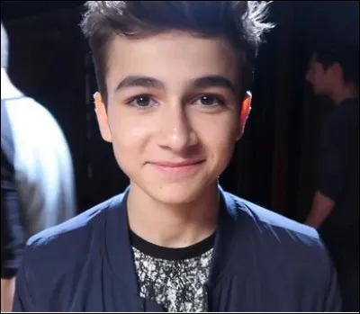 Qui dans le groupe s'est coupé les cheveux récemment ?