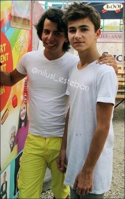 Qui d'entre eux chante dans un duo parallèlement à ses activités avec Kids United ?