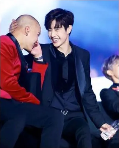 De quel membre des BTOB Mark est-il proche ?