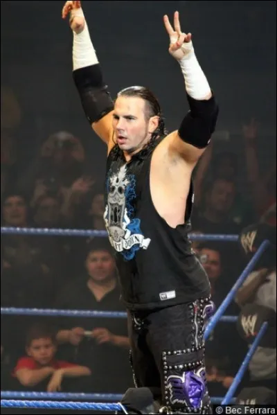 Matt Hardy est un catcheur américain renommé, ayant débuté sa carrière au milieu des années 90. Actuellement, il est employé par la plus importante et connue des fédérations mondiales de catch, dont le logo est représenté par l'image suivante :