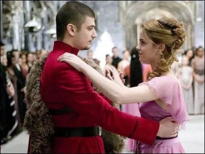 Selon le livre, Hermione était censée porter au bal une robe de couleur :