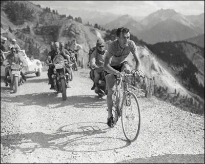 Sport : Lors de quelle ascension mythique de col alpin, les coureurs du Tour de France traversent-ils le décor somptueux de la Casse Déserte?
