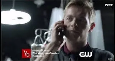 En quoi consiste le poison injecté à Damon par Maxfield ?