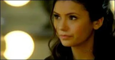 Qui enfonce le poignard des voyageurs pour faire sortir Katherine du corps d'Elena ?