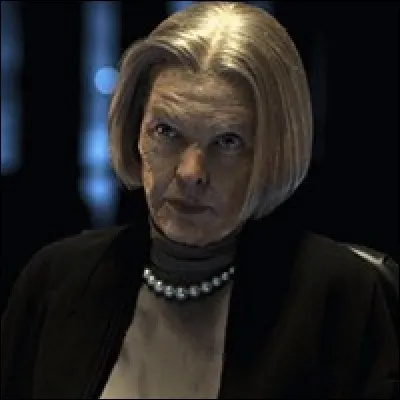 Comment s'appelle cette vieille femme ?