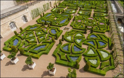 Jardin qui mêle symétrie, perspective et théâtralité.