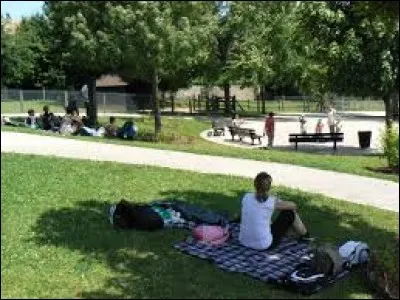 Terrain, enclos et paysage destiné à la promenade ou à l'agrément de la population.