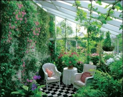 Architecture habillée de vitres où des plantes sont conservées afin de les protéger contre des températures basses.