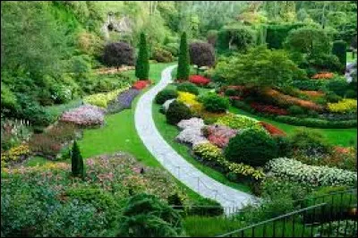 Enclos privatif attenant à une habitation dans lequel l'homme organise et contient des végétaux d'ornement, d'utilité ou potagères, cultivées en pleine terre ou hors sol.