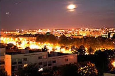 Voici une vue de Chevilly-Larue la nuit. Ville francilienne de l'arrondissement de L'Haÿ-les-Roses, elle se situe dans le département ...