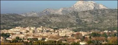 Ville azuréenne, au pied du massif des Alpilles, Eyguières se situe dans le département ...