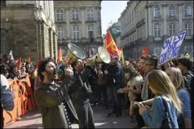 Quel pays s'est retiré récemment de l'Accord de Paris, ce qui a engendré des manifestations à l'intérieur de ce même pays ?