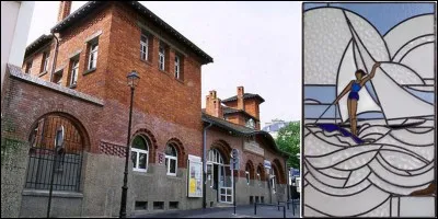 Allons à la « piscine de la Butte aux Cailles », située « 5 place Paul Verlaine » !
Cette piscine a été construite en 1926. Elle dénote une volonté d'imposer une certaine forme d'hygiène. L'architecte Henri Sauvage fit réaliser une « vulgaire première » (et probablement unique) dans cette piscine.
Que peut-on voir ?