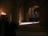 Qui se balade dans le couloir, au premier plan ?