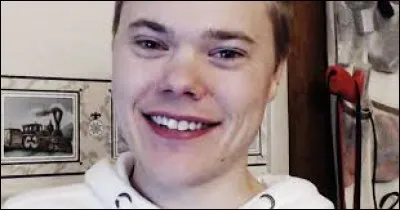 Ce garçon s'appelle Darbian et c'est une ''fusée'' dans le domaine du jeu ! Vous savez pourquoi ? ! Il a été le plus rapide du monde à terminer ''Super Mario Bros.'' . Combien de temps a-t-il mis ?