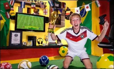 Ce mec-là est un as du foot ! Vous ne devinerez jamais sur quel score il a écrasé l'équipe qu'il affrontait au jeu de la ''Coupe du monde 2014'' ...