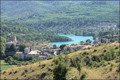 Quel est ce village situé au sud du département sur le Verdon ?