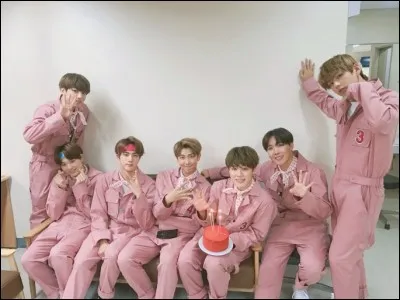 Pendant la home party de BTS, quels groupes ont échangé des solos ?