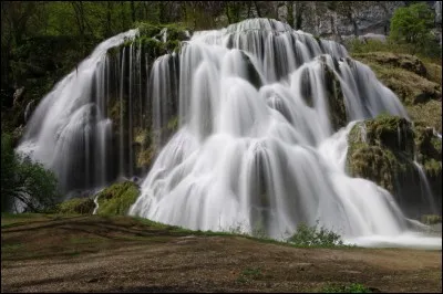 Quel département n'est pas voisin de celui du Jura?