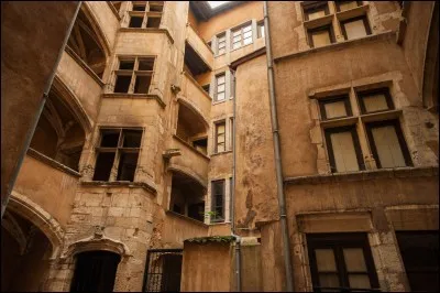 Quel département vous est-il impossible de rejoindre directement si vous êtes à Lyon dans le Rhône ?