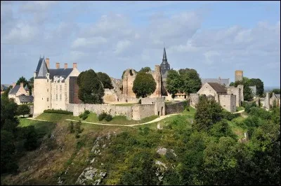 Quel département ne touche pas au département de la Mayenne ?