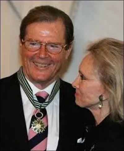 Anobli en 2003 par la reine d'Angleterre, Roger Moore reçoit une nouvelle distinction nationale, cette fois du côté de la France. En 2008, la ministre de la Culture Christine Albanel, le fait commandeur ...