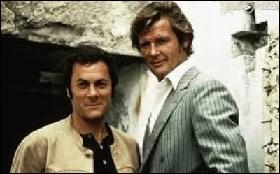 Puis, de 1971 à 1972, il partage la vedette avec Tony Curtis dans la série "Amicalement vôtre", formant ainsi l'un des duos les plus mémorables de série télévisée. Grand succès pour cette fiction, même des décennies plus tard. Comment s'intitule cette série en version originale ?