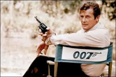 A partir de 1973, la consécration cinématographique arrive enfin. Roger Moore endosse le costume de James Bond, l'agent secret britannique 007. Combien de fois a-t-il joué ce rôle au cinéma ?