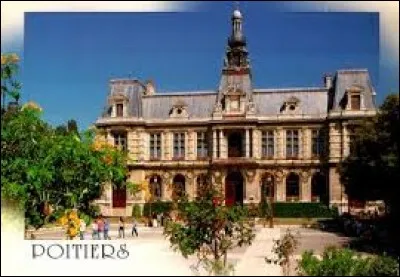 Poitiers (Vienne), capitale traditionnelle du Poitou, est surnommée ...