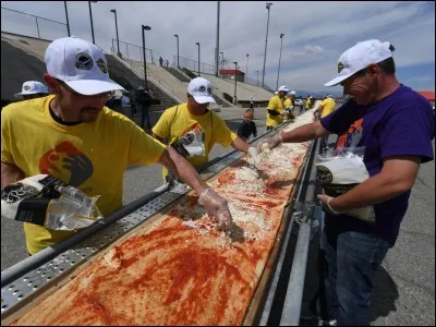Nous allons nous intéresser à un record. Cette pizza pèse 7 tonnes et elle a été fabriquée en Californie le 10 juin 2017. C'est la plus grande jamais préparée dans le monde. Combien mesure cette énorme pizza ?