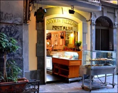 Appelée Antica Pizzeria Port'Alba, la plus ancienne pizzeria connue date de 1738. Où se trouve-t-elle ?