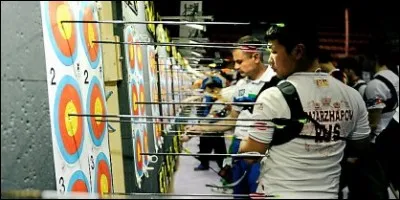 Comment s'appelle une série de flèches tirées sur le pas de tir ?