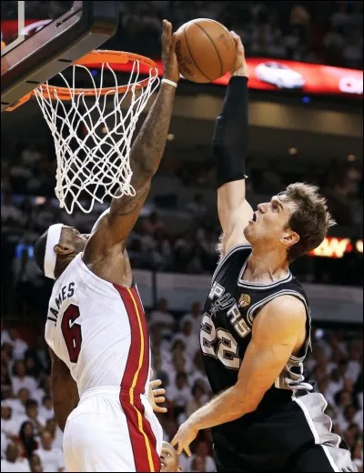 Qui détient le record de la plus grande moyenne de contres en carrière de tous les temps ?