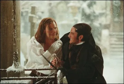 Dans la comédie musicale, que fait Christine pour libérer Raoul ?