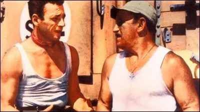 Que transporte le camion d'Yves Montand dans "Le Salaire de la peur" ?