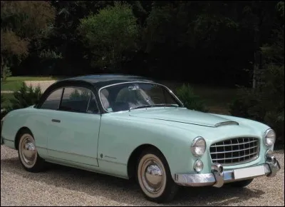 Quel est le nom de ce coupé 8 cylindres produit à Poissy par Ford France ?