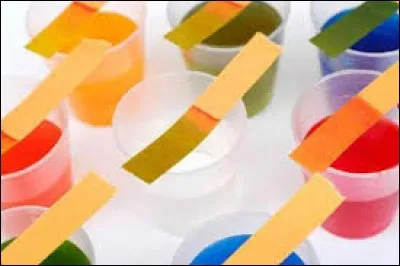 Le papier pH nous permet de mesurer l'acidité d'une solution. Si le pH de la solution est de 13 cela veut dire qu'elle a un pH...