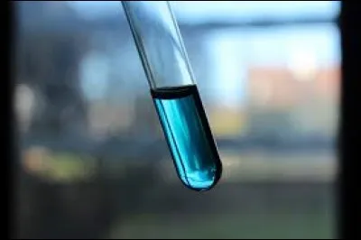 A quoi cette solution bleu clair correspond-elle ?