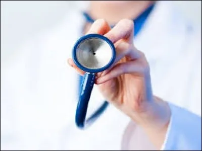 Comment se nomme la pratique médicale consistant à visualiser des cavités invisibles à l'œil grâce à un tube et système d'éclairage ?