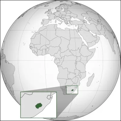 Quelle est la capitale du pays qui est enclavé dans le pays de la question 2 ?